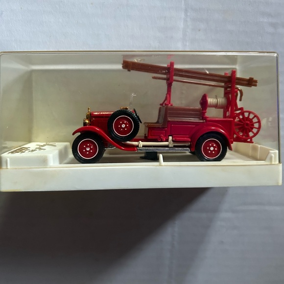 Miniature die cast fire engine in display case - Picture 2 of 9